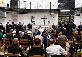 El papa Francisco durante su tradicional visita a una cárcel en la tarde de Jueves Santo pasado, en este caso la de Regina Coeli, en el centro de Roma, pese a estar todavía convaleciente por sus problemas respiratorios.