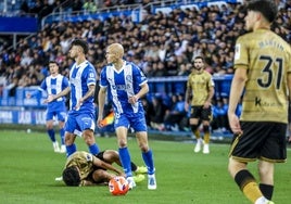Jon Guridi comete falta sobre Aramburu en su intento por llevarse el balón.