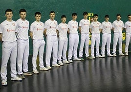 Herriarteko eskuzko pilota txapelketan parte hartuko duten pilotariak, Gurea pilotalekuan.