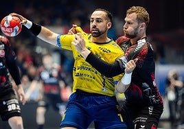 Esteban Salinas, autor de cinco goles en el partido de Alemania, protege el balón ante el acoso de David Mandic.