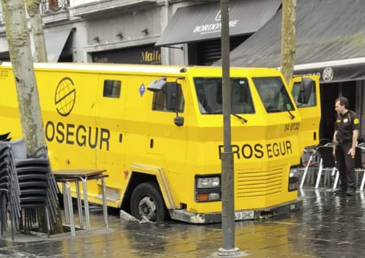 Imagen secundaria 1 - Una gran grúa ha tenido que encargarse del rescate del furgón blindado en El Triángulo de Tolosa.