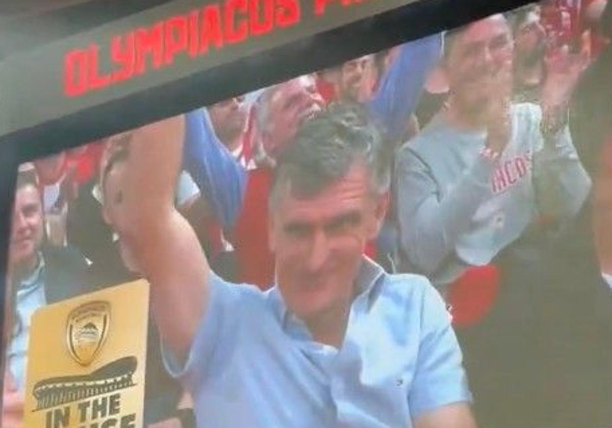 Aparece Mendilibar y enloquece el pabellón de Olympiacos