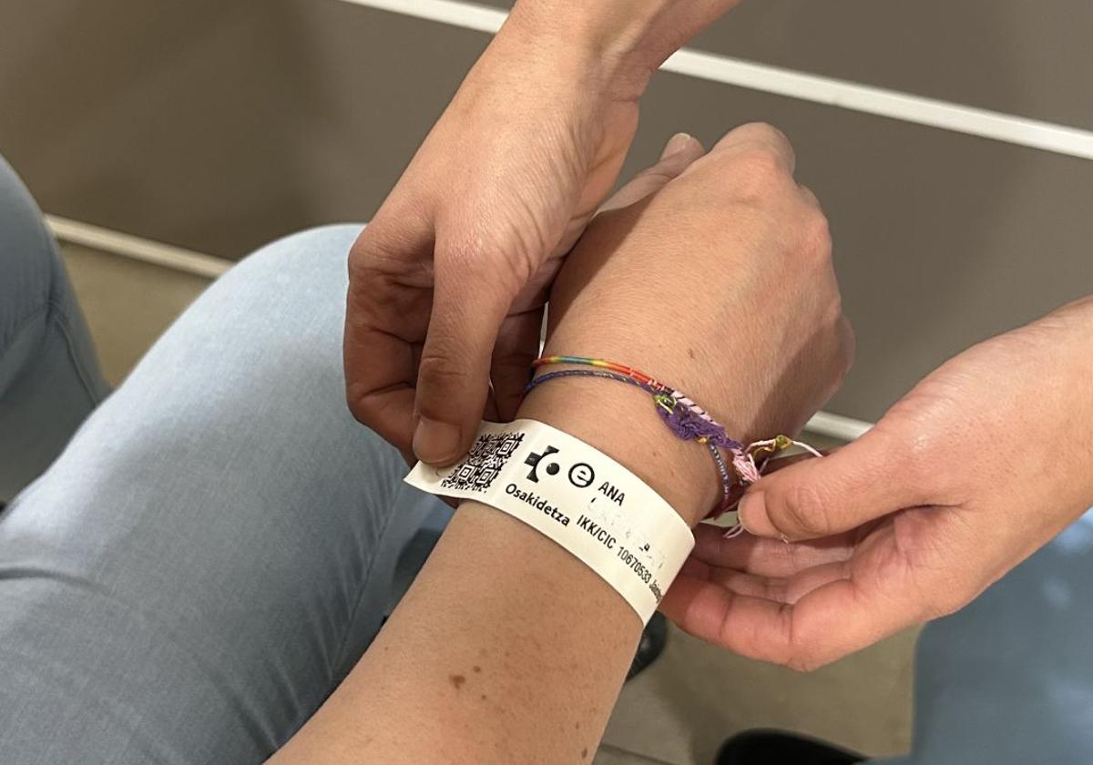 Osakidetza incluye un símbolo en la pulsera de los pacientes que deseen ser atendidos en euskera en los hospitales