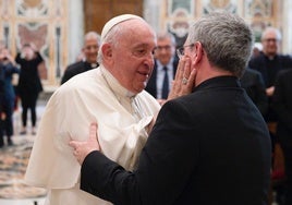 El obispo de San Sebastián, Fernando Prado Ayuso, se abraza con el papa Francisco en una de sus visitas al Vaticano
