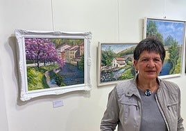 La artista azkoitiarra al pie de las obras que expone en la casa de cultura