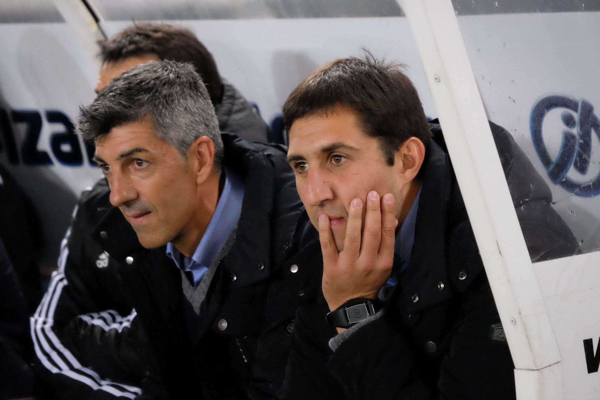 Asier Santana, entrenador del Sanse, ejerció de interino ante la destitución de Jagoba Arrasate el 9 de noviembre de 2014 ante el Atlético de Madrid. A su derecha, su segundo, Imanol.