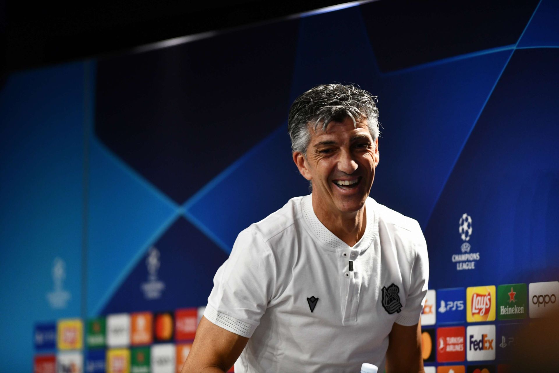 La Roma terminó con el sueño de la Real, pero una gran temporada liguera les pemitió clasificarse a la Champions League 10 años después. Imanol no pudo ocultar su felicidad en la previa ante el Inter de Milán (19 de septiembre de 2023).