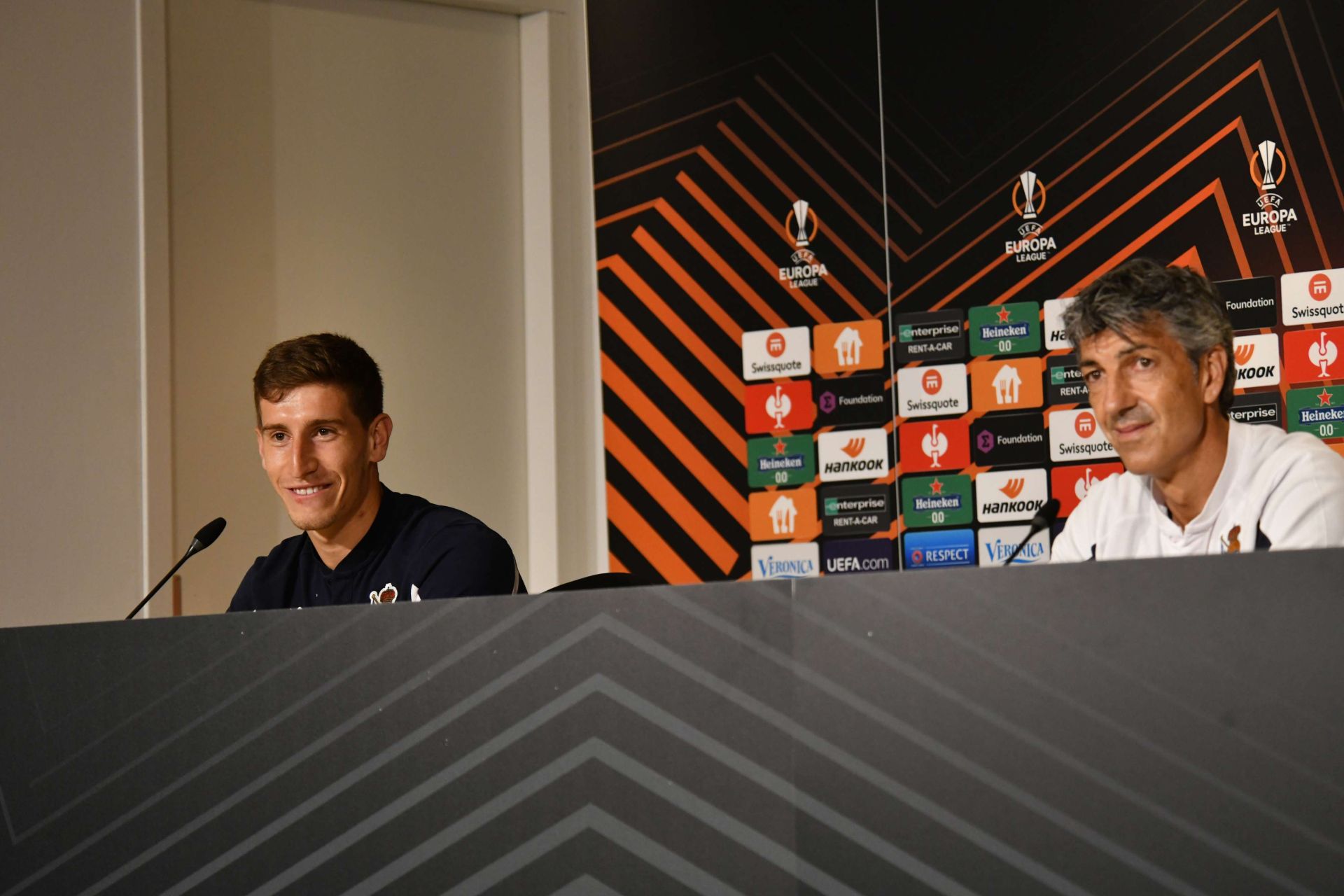 La Real no se olvidó de la liga y repitió clasificación europea. Aihen y el técnico oriotarra protagonizaron la rueda de prensa previa al estreno contra el PSV Eindhoven (15 de septiembre de 2021).