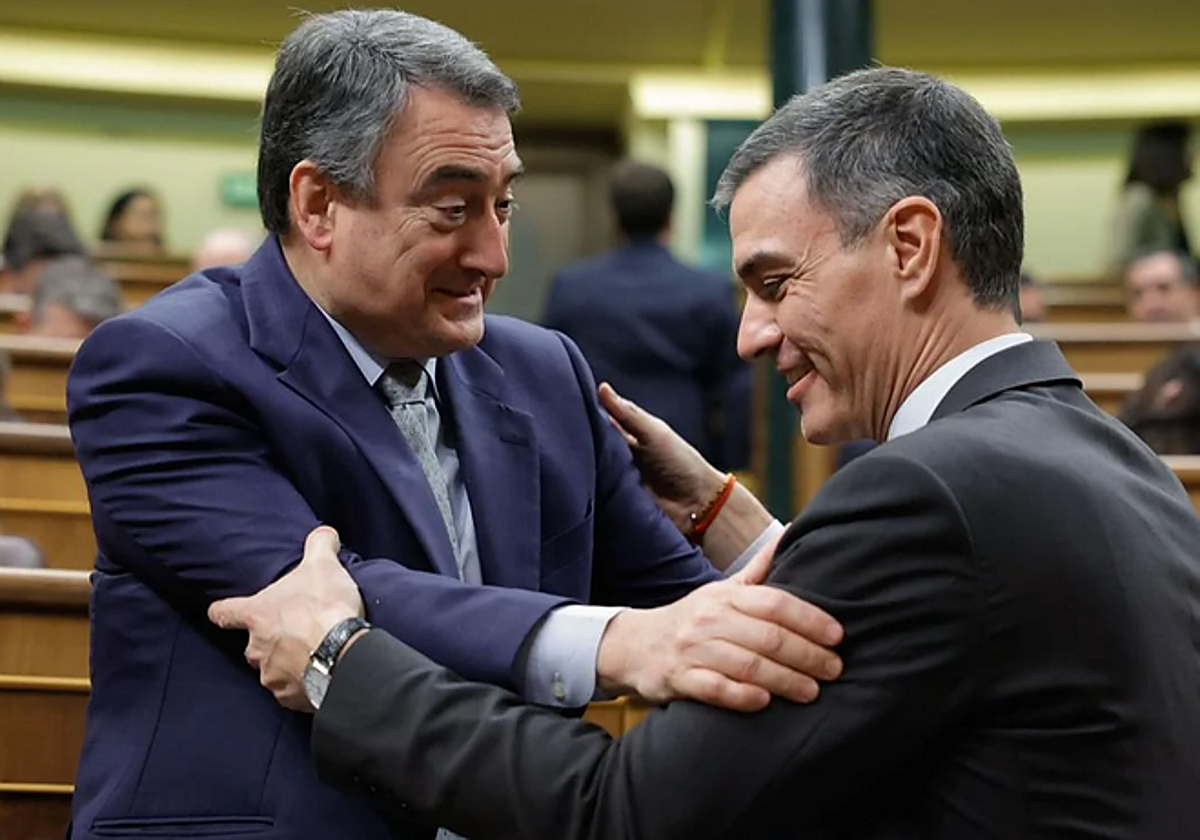 Esteban y Sánchez, en la despedida del primero como parlamentario en el Congreso de los Diputados.