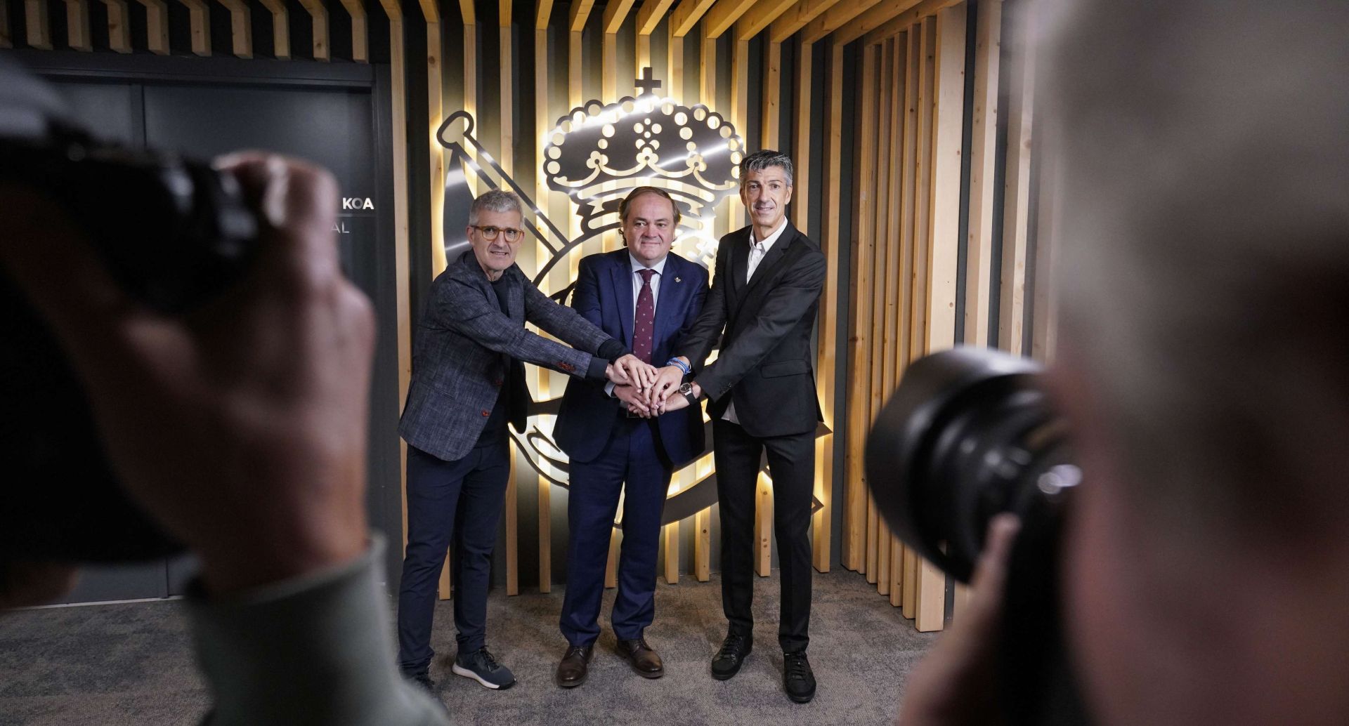 El triunvirato Roberto Olabe, Jokin Aperribay e Imanol Alguacil posan tras el anuncio de renovación del oriotarra hasta 2025 (14 de noviembre de 2022).
