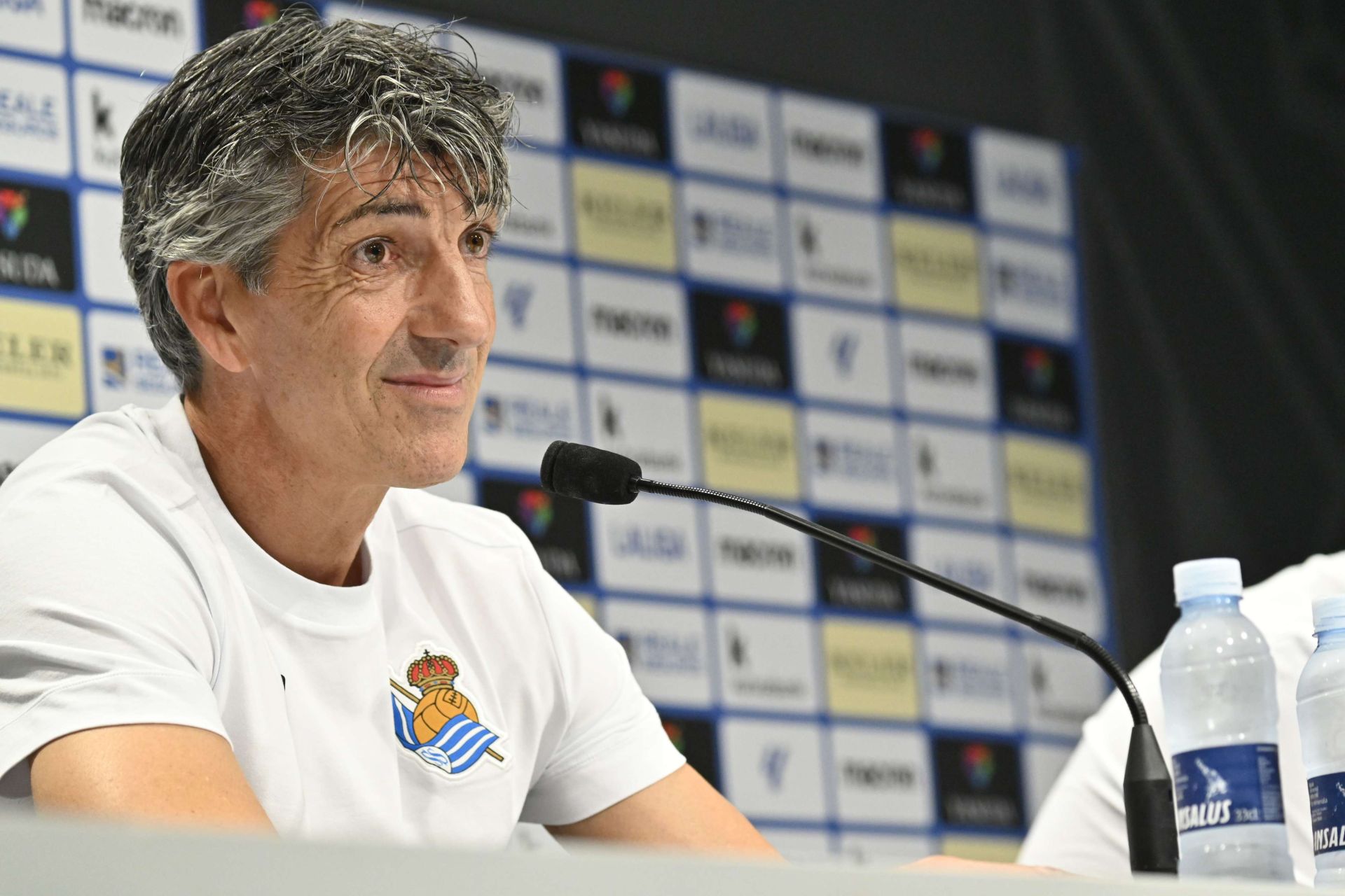Imanol en su primera rueda de prensa de esta temporada 2024-2025. Sonriente y con la intención de continuar en la Real.