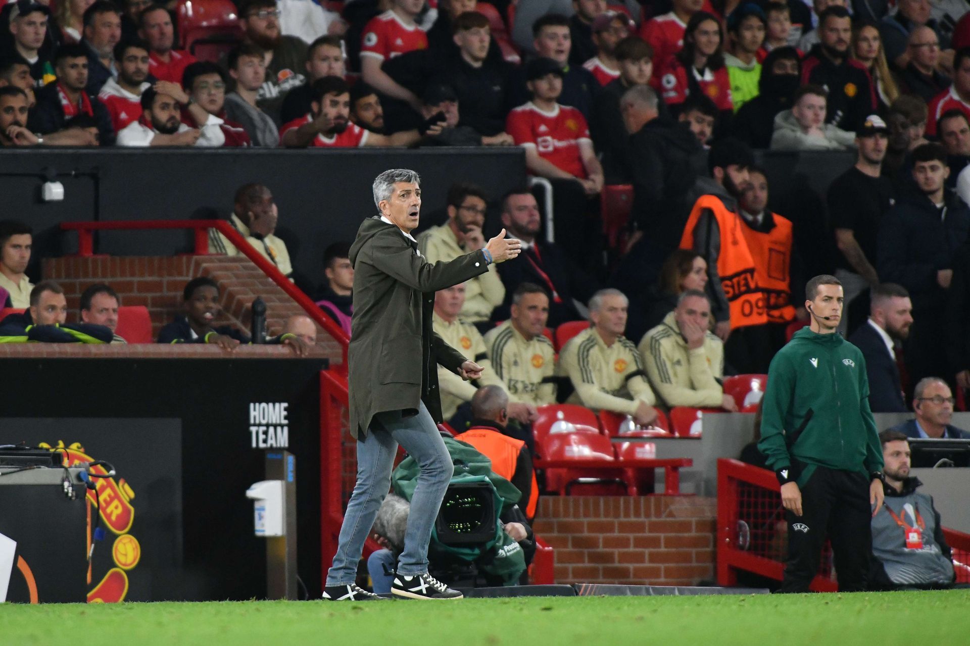 Imanol da indicaciones a sus jugadores en Old Trafford el 8 de septiembre de 2022.