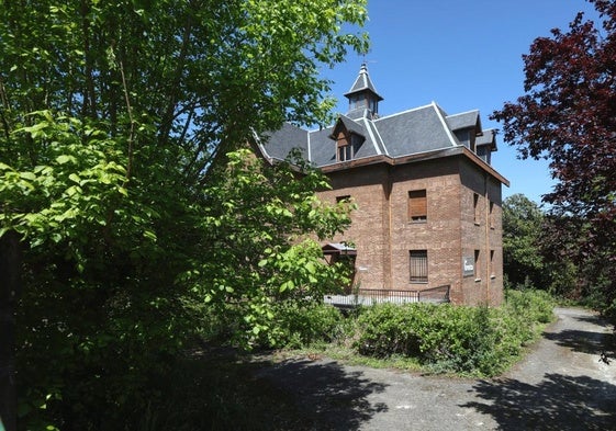El actual edificio será demolido para construir las nuevas viviendas.