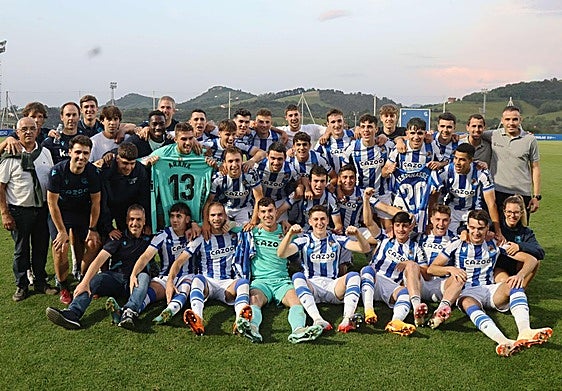 Sergio Francisco celebra su pase al playoff en 2023 en el Sanse con jugadores como Marrero, Maguna, Urko, Marín u Olasagasti