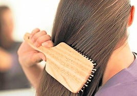 Cepillo con cerdas de jabalí para cabellos lisos.