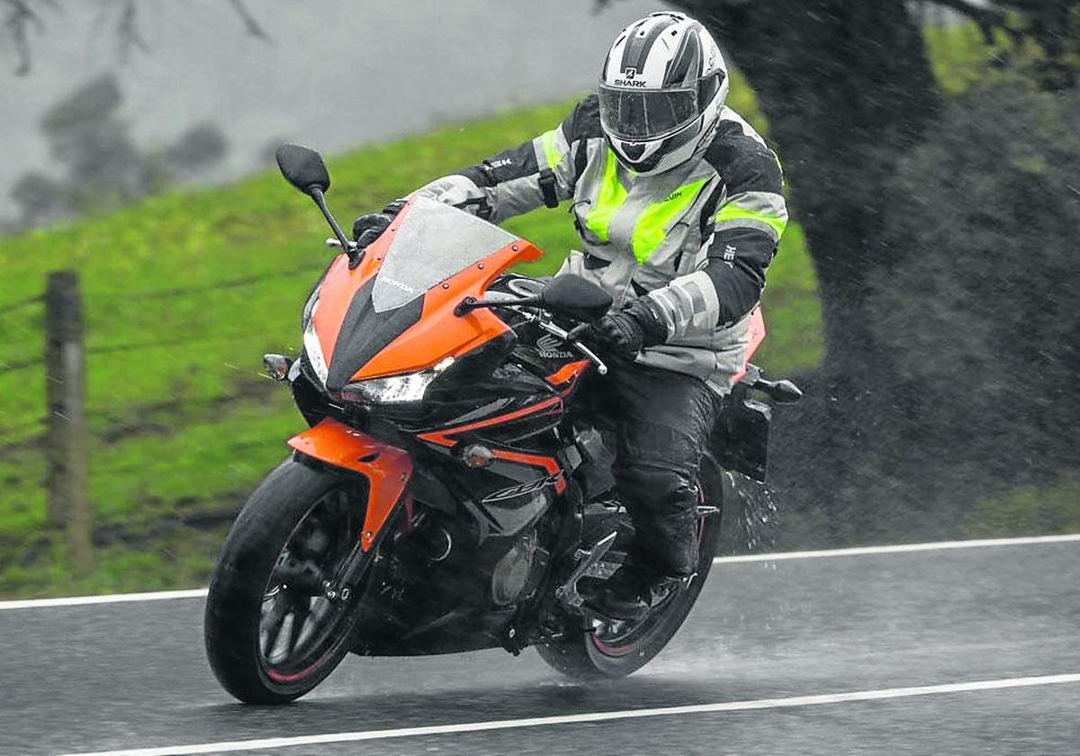 Saber frenar, fundamental también en moto