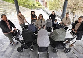 Algunas madres de niños de Eibar que se han quedado sin sitio en haurreskolak públicas. En el centro, Maite Rico.