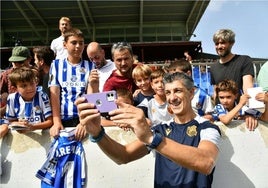 Imanol se hace un selfie con jóvenes aficionados en uno de los pocos entrenamientos a puerta abierta que ha permitido en su etapa al frente de la Real.