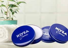 Dos latas de la crema Nivea.