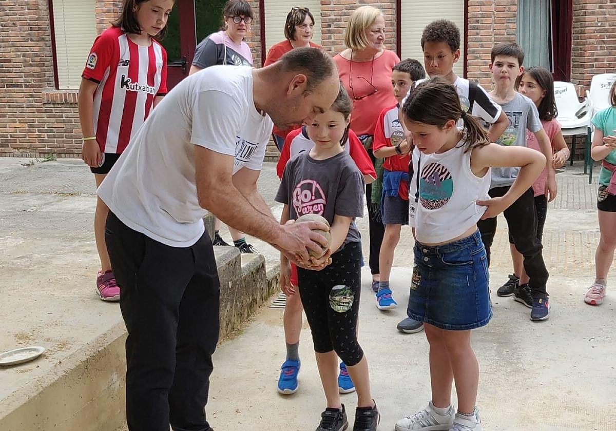 Un grupo de niños aprendieron en el encuentro del año pasada la modalidad de bolos a tres txirlos.