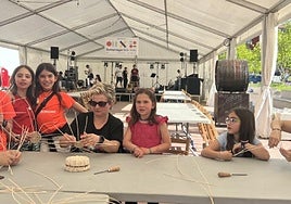 Los niños fueron protagonistas del inicio del festival con un taller de elaboración de panderos con mimbre..