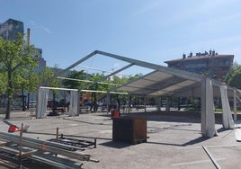 Ante la previsión de precicipaciones ayer se instaló la carpa en Foru plaza.