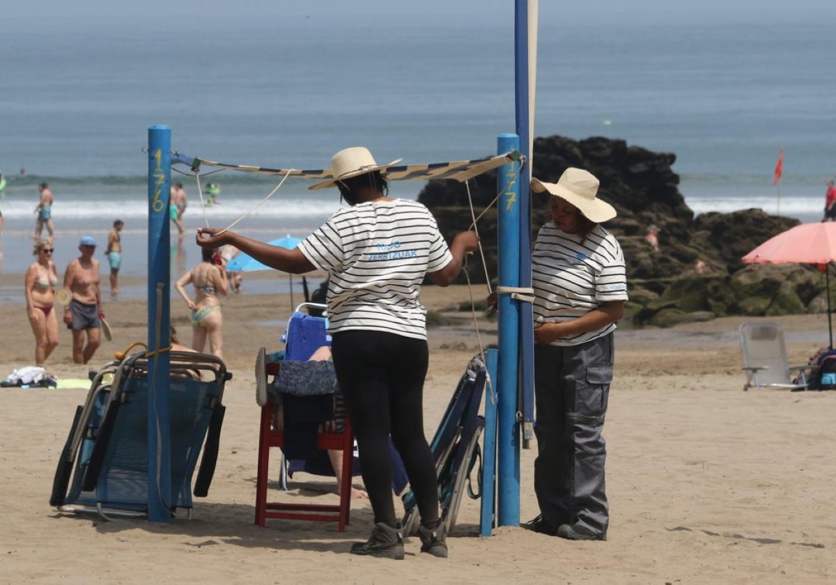 El Consistorio licita el servicio de toldos, sillas y vestuarios de la playa para el verano