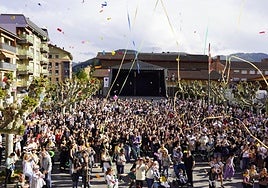 La plaza del ayuntamiento se llenó de lazkaotarras que no quisieron perderse la oportunidad de disfrutar del chupinazo.