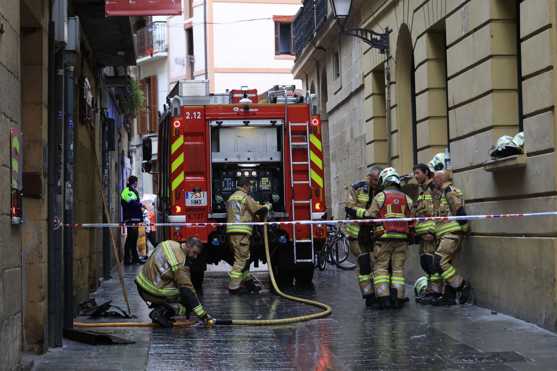 Las imágenes de los bomberos controlando el fuego registrado en un edificio en Errenteria