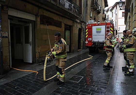 Las imágenes de los bomberos controlando el fuego registrado en un edificio en Errenteria