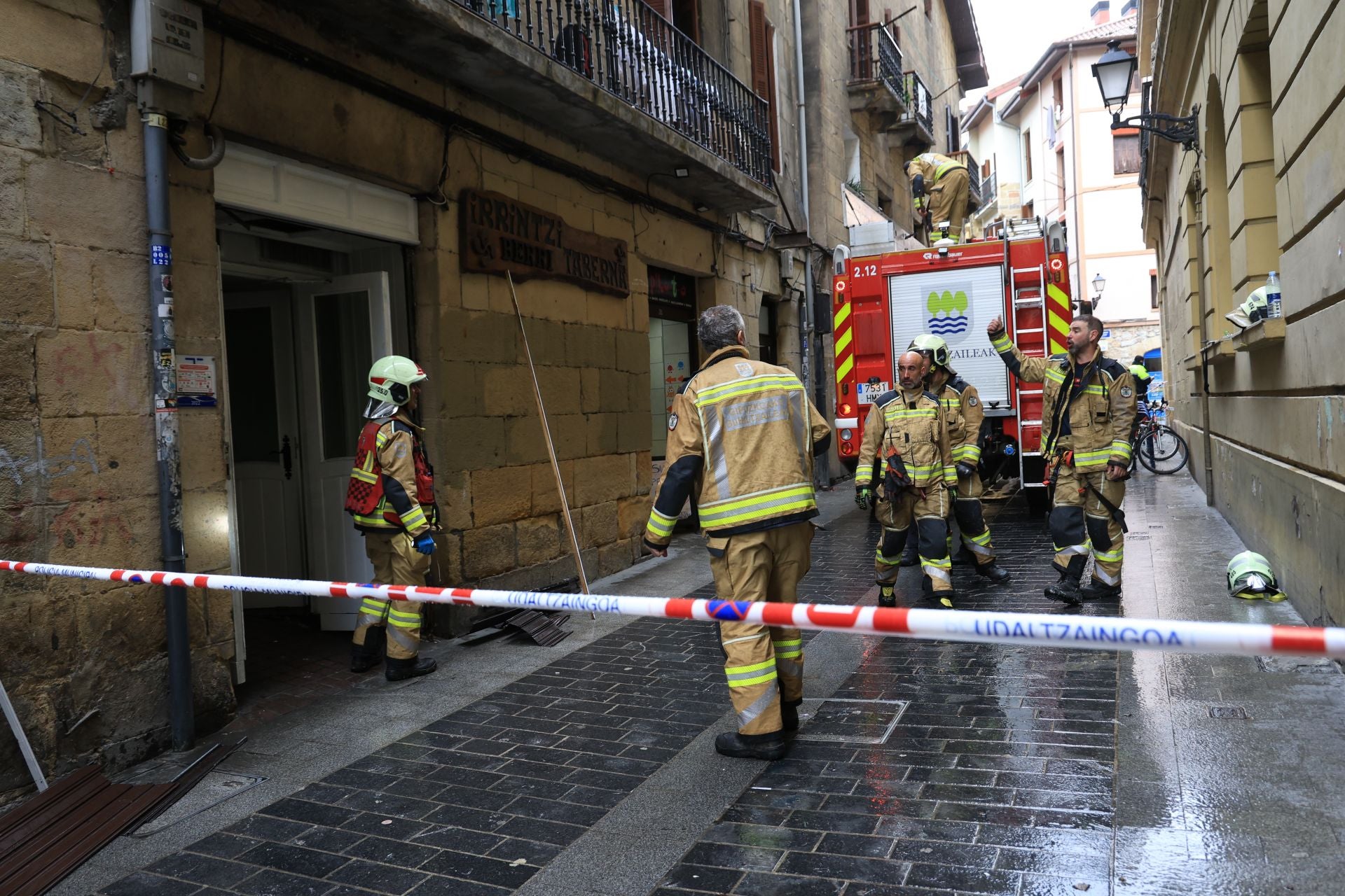 Las imágenes de los bomberos controlando el fuego registrado en un edificio en Errenteria