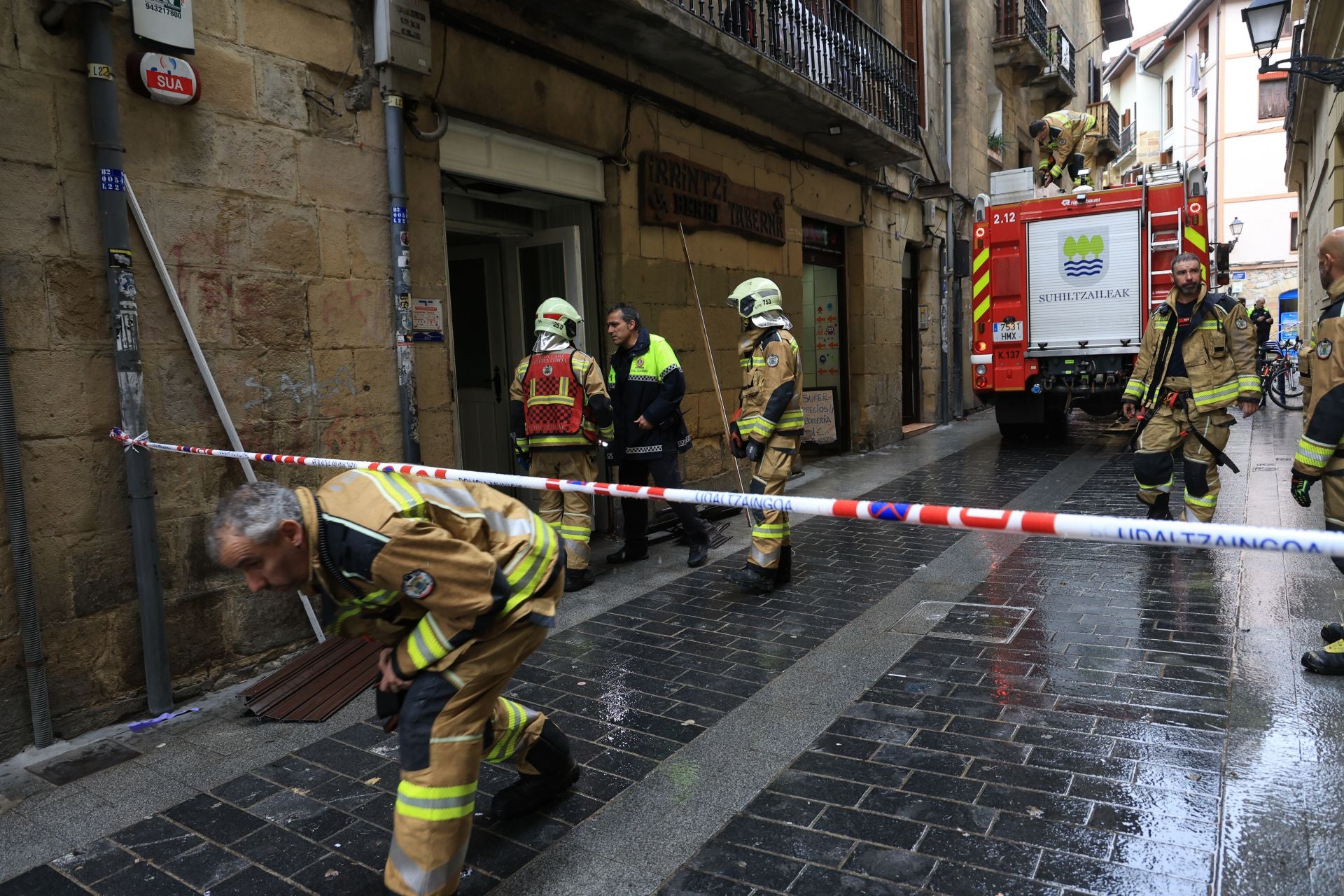 Las imágenes de los bomberos controlando el fuego registrado en un edificio en Errenteria