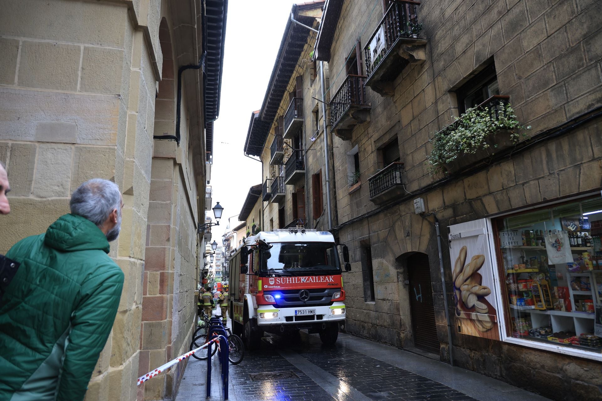 Las imágenes de los bomberos controlando el fuego registrado en un edificio en Errenteria