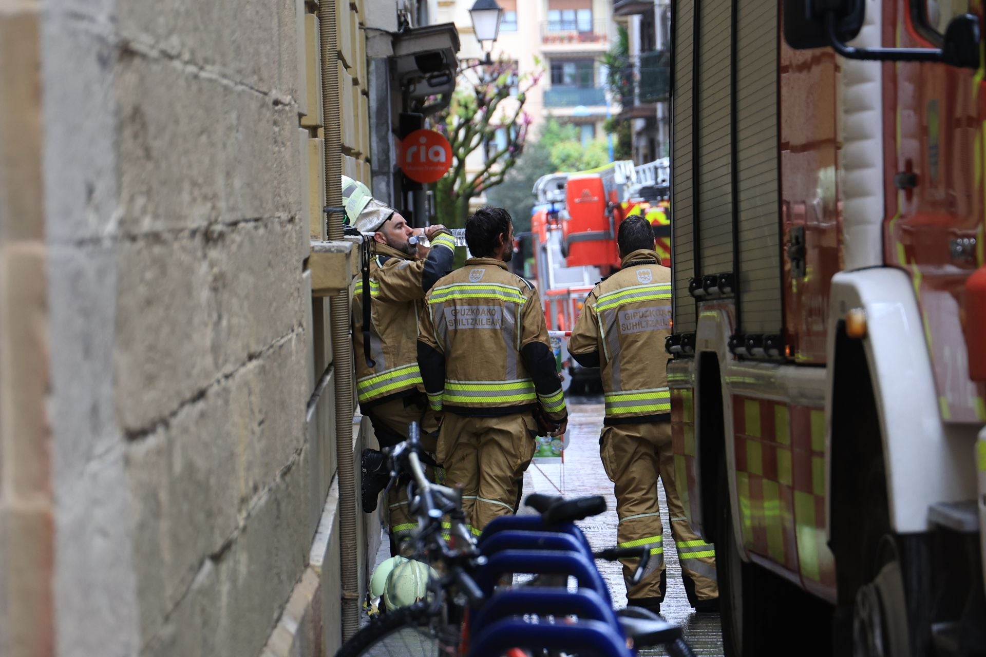 Las imágenes de los bomberos controlando el fuego registrado en un edificio en Errenteria