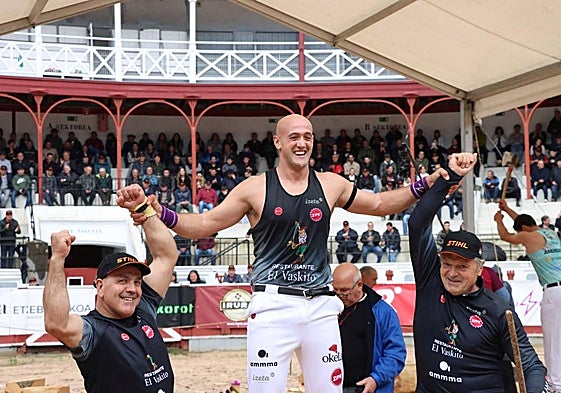 Izeta IV alza los brazos tras imponerse en Tolosa.