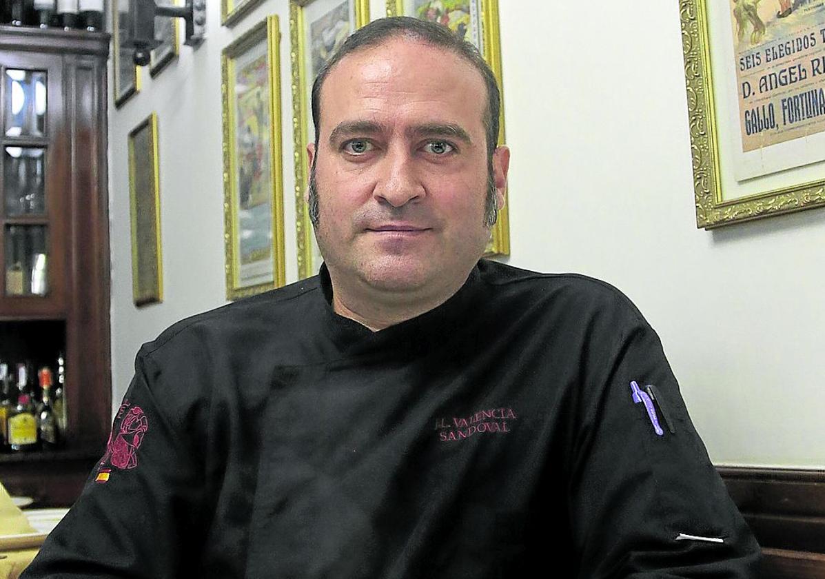 José Luis, con uno de los platos más típicos del restaurante Valencia deSalamanca.