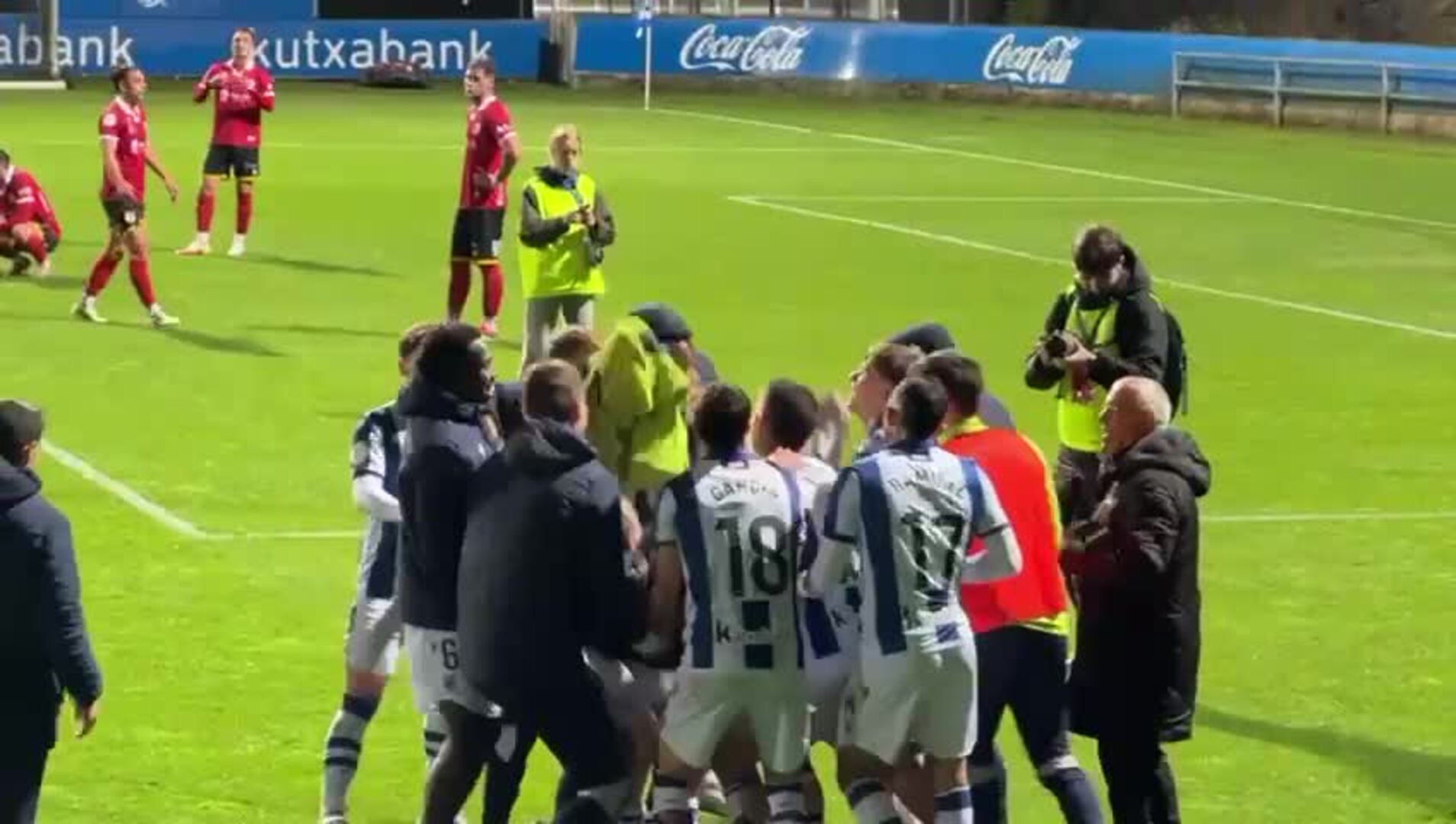 Los jugadores del Sanse mantean a Carlos Francisco