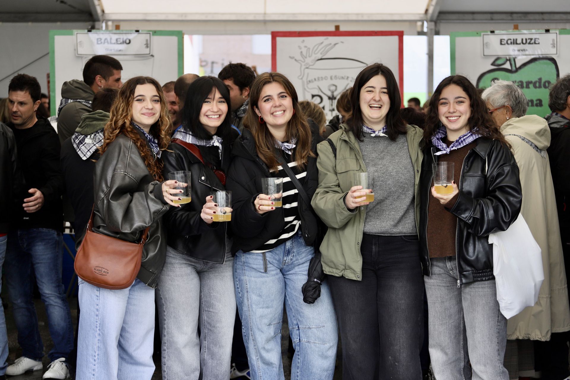Reencuentros y sonrisas en el Sagardo Eguna a pesar de la lluvia