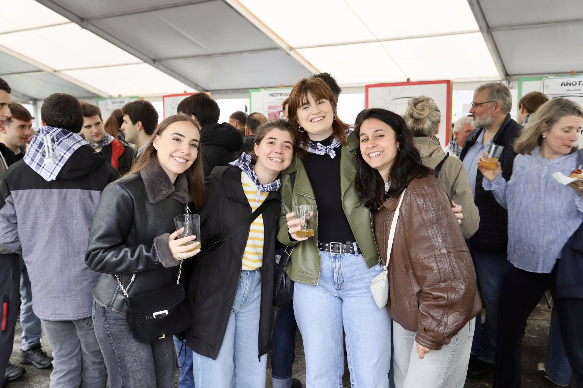 Reencuentros y sonrisas en el Sagardo Eguna a pesar de la lluvia