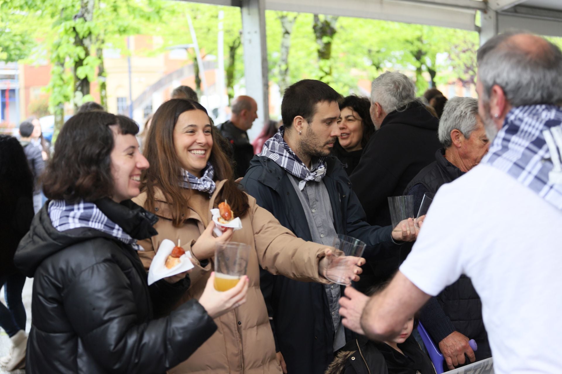 Reencuentros y sonrisas en el Sagardo Eguna a pesar de la lluvia