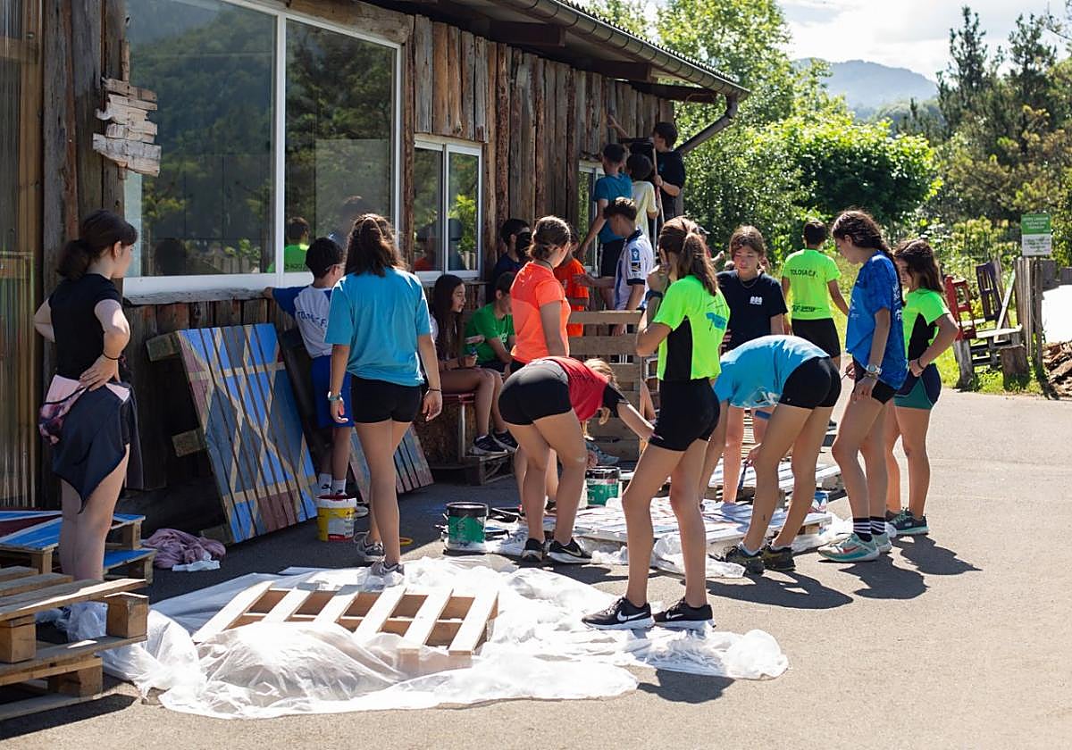 Jóvenes tolosarras en una actividad de pintura de palés durante un verano pasado