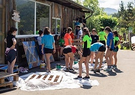 Jóvenes tolosarras en una actividad de pintura de palés durante un verano pasado