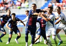 Arbilla pugna con los jugadores del Tenerife en un saque de esquina del partido de ida disputado en Ipurua.