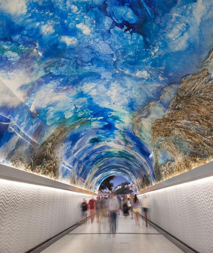 Imagen secundaria 2 - El artista afincado en Hernani junto a una obra de su última etapa. En el centro, una de las tiendas de Dior y sobre estas líneas, su trabajo en el túnel entre las dos playas donostiarras. 