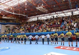 Los jugadores del Bidasoa agradecen el apoyo de la afición durante un partido.