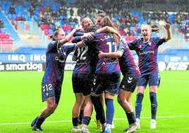 Las jugadoras del Eibar se abrazan tras el 1-0 bajo una pertinaz lluvia en Ipurua.