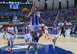 Mateo Díaz entra a canasta en una jugada del primer cuarto.