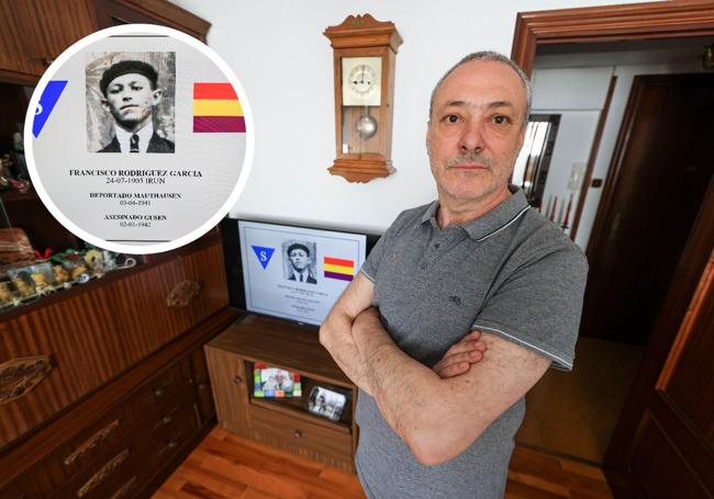 Julio Mayoral con uno de los documentos que logró rescatar de su tío abuelo.