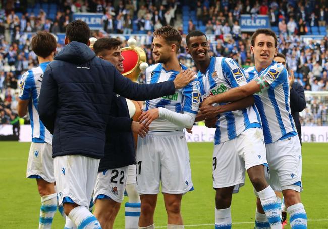 Temporada 19/20, 9 de febrero de 2020 Oyarzabal abraza a Isak, estrella del partido con un gol y una asistencia, mientras celebran con la afición la victoria del equipo.