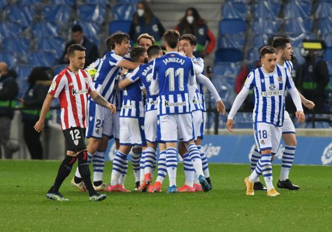 Temporada 20/21, 7 de abril de 2021. Los jugadores de la Real celebran en el último minuto de encuentro el gol del empate de Roberto López. Previamente había marcado Villalibre.